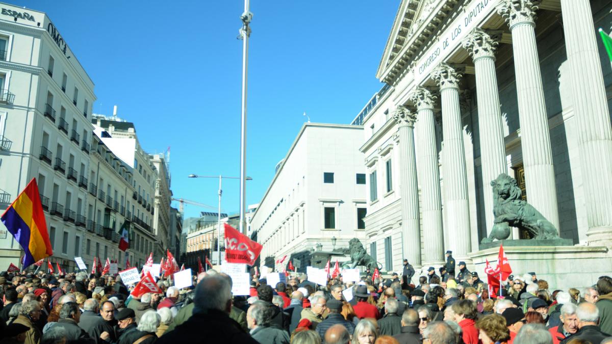 Un ao de avances, gracias a las movilizaciones de miles de personas en las calles que han conseguido revertir medidas contrarias a los intereses de los trabajadores y trabajadoras; de acuerdos que abren el camino a la recuperacin de los salarios, especialmente de los ms bajos. Un ao de cambios polticos, con la salida del PP del Gobierno; en el que hemos mirado al pasado  recordando a Marcelino, la huelga del 14-D,  - para ganar al futuro. Un ao marcado tambin por la violencia contra las mujeres, que tiene su mxima expresin en el asesinato, que ha tenido una respuesta social histrica. 2018, un ao en el que hemos sentado las bases para la modificacin profunda de las reformas que, como la laboral, nos llevaron a niveles de precariedad y de desigualdad social sin precedentes.