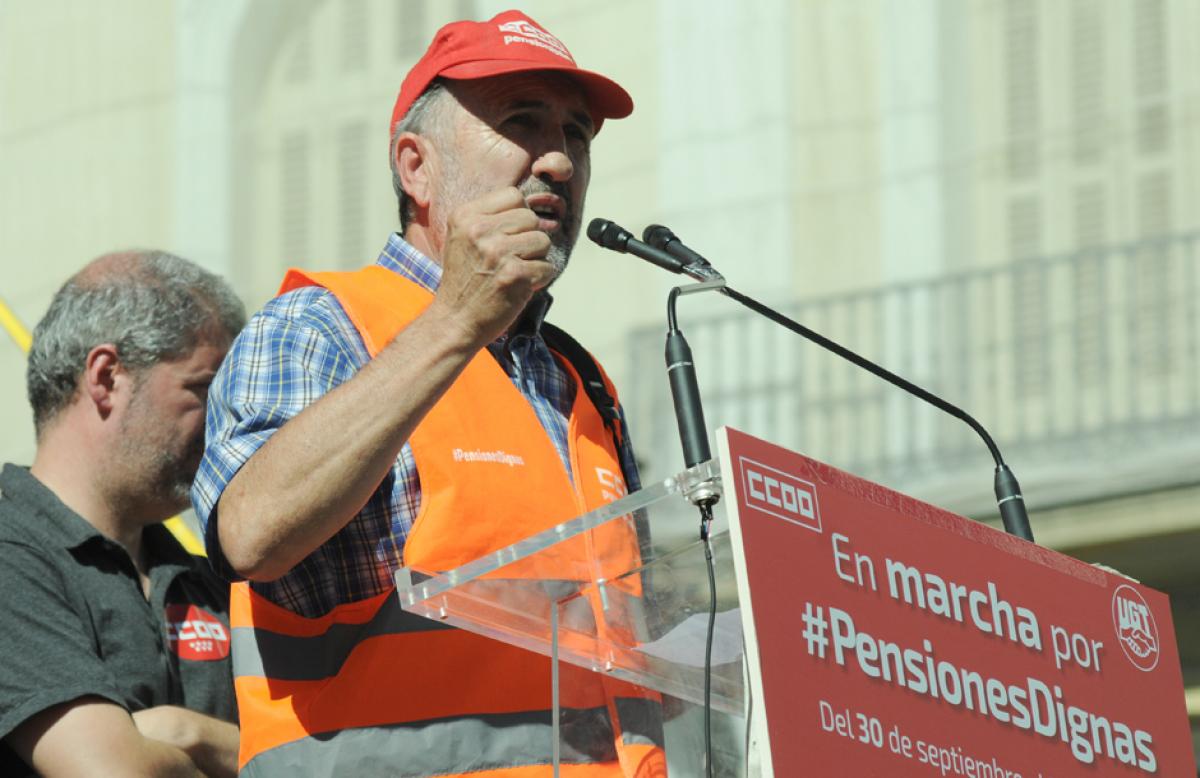 El secretario general de la Federacin de Pensionistas y Jubilados, Julin Gutirrez, se dirige a los participantes en la manifestacin en defensa de las pensiones
