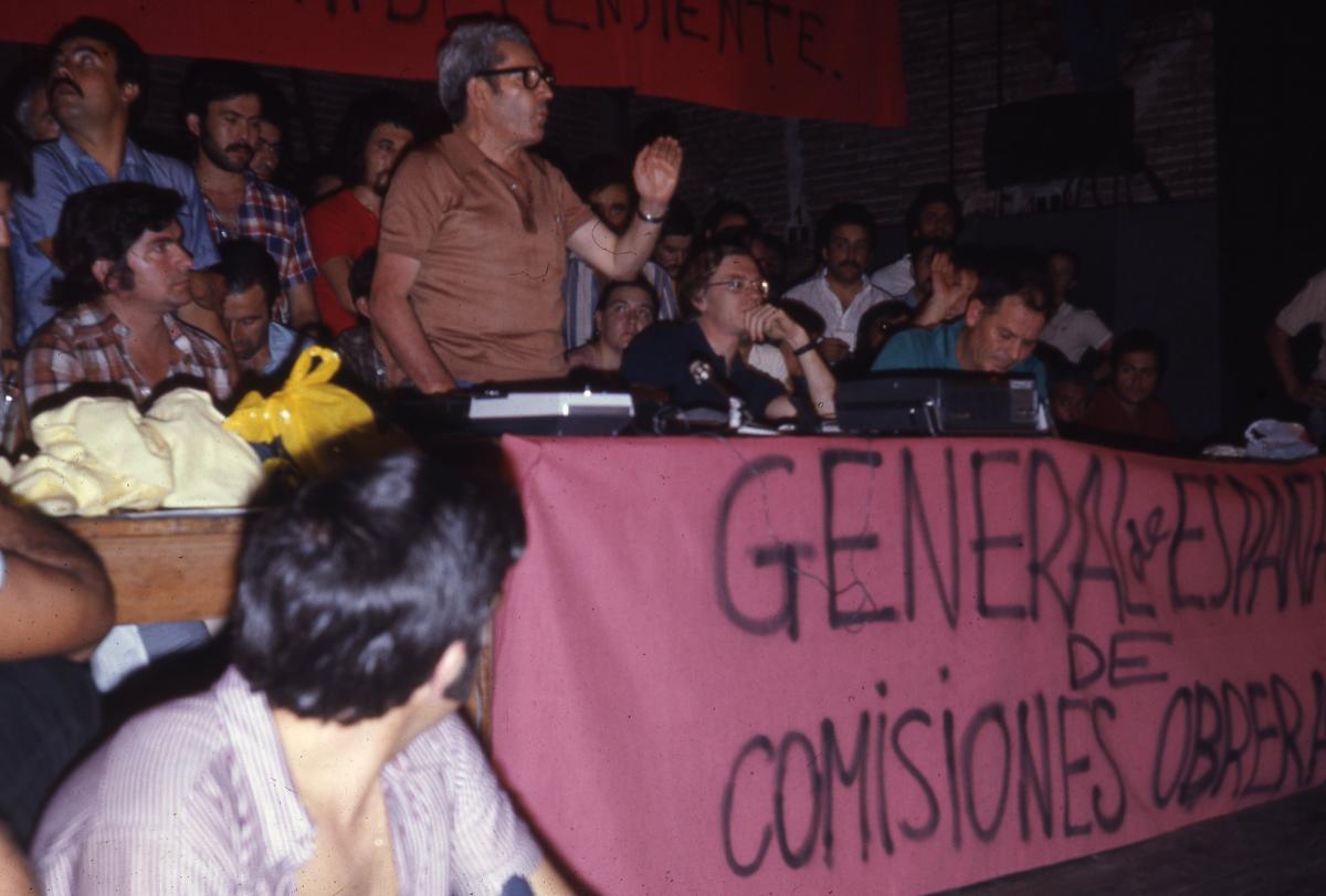 Marcelino Camacho se dirige a las petrsonas delegadas en la asamblea histórica de Barcelona.