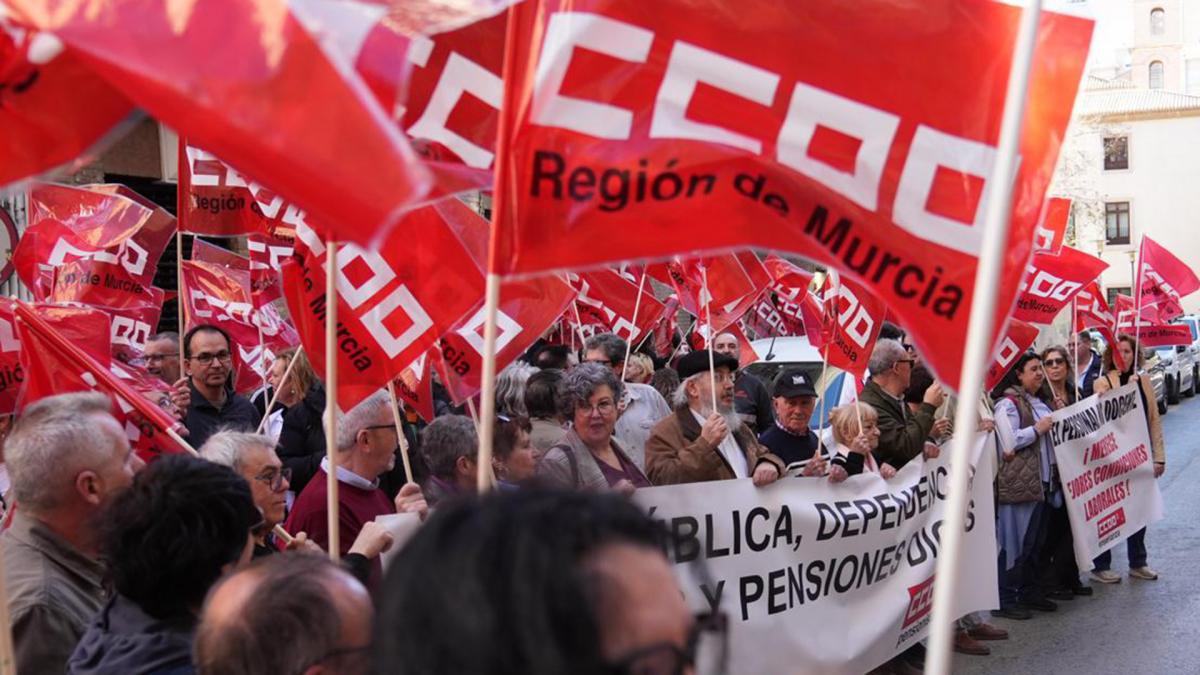 CCOO denunció durante la movilización en Murcia la posición del Gobierno regional contra la aplicación del Salario Mínimo Interprofesional (SMI) y acusó al Ejecutivo autonómico de “defender un modelo basado en salarios bajos, precariedad y bloqueo de la negociación colectiva”.