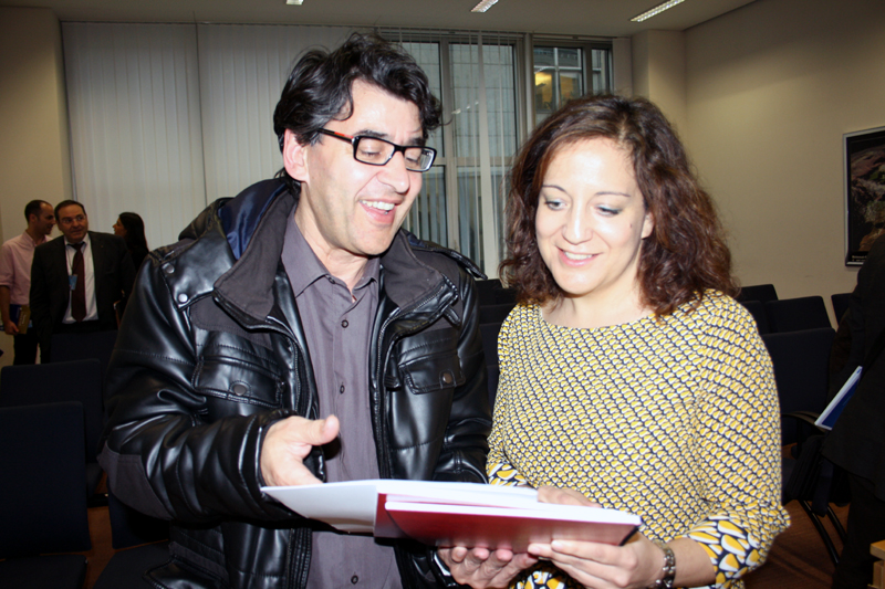 Dez explicando las conclusiones de los observatorios industriales a la eurodiputada