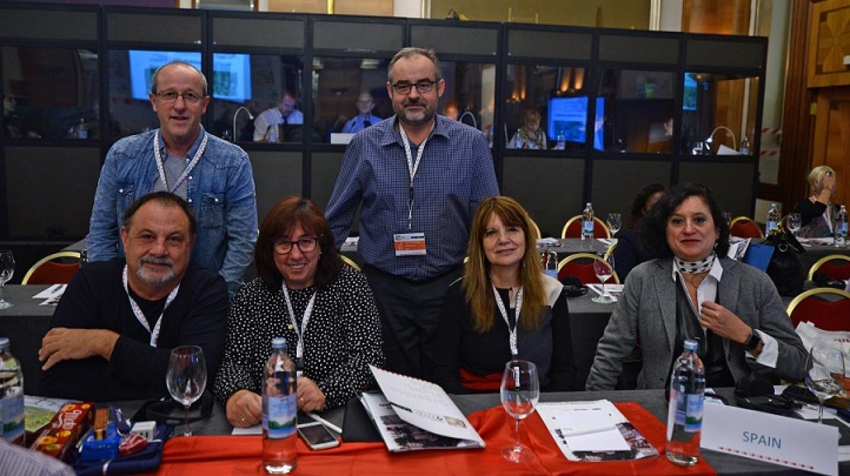 La segunda por la izquierda, Margot Sastre, acompaada por el resto de la delegacin espaola en el congreso de la EFFAT