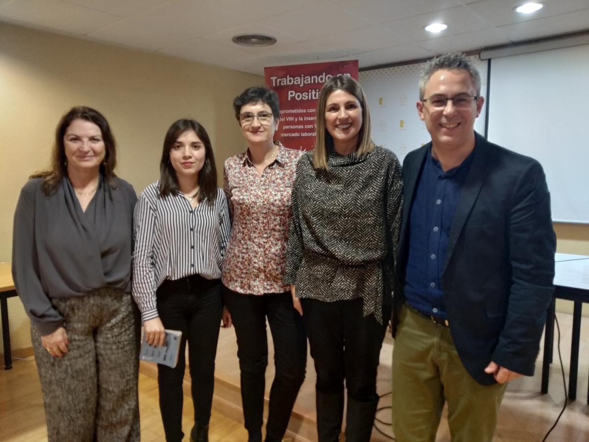 Julio Gmez, de Trabajando en Positivo, Gemma Ramn de UGT, Raquel Gmez de CC.OO, Paulina Ramiro, de Clnica Legal, y Blanca Barredo, del servicio de asesoramiento legal de Trabajando en Positivo.