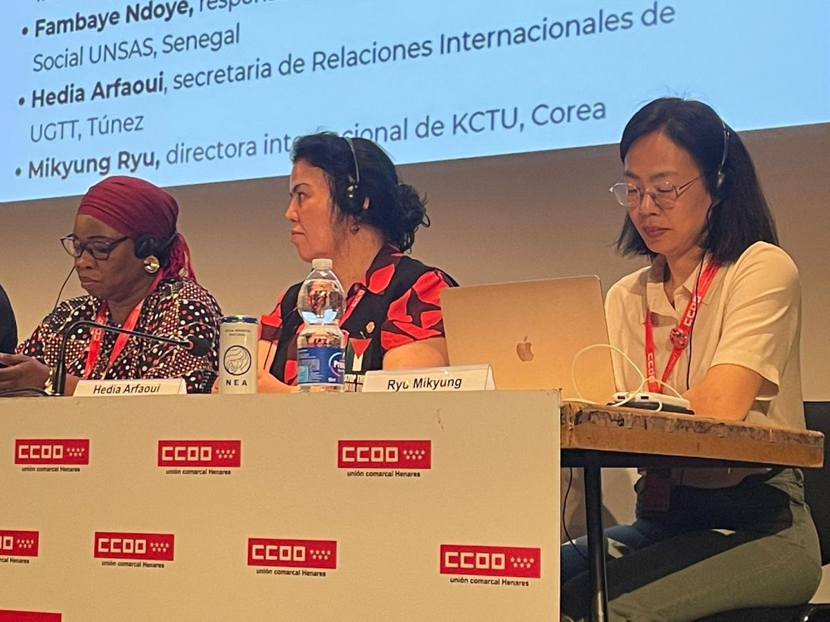 De izquierda a derecha, Fambaye Ndoye, responsable del departamento de protección social
de UNSAS Senegal; Hedia Arfaoui, secretaria de relaciones internacionales de la UGTT de
Túnez y Mikyung Ryu, directora internacional del sindicato KCTU Corea.