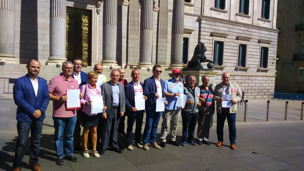 CCOO, UGT y Diputados del Psoe, Ciudadanos y Partido Popular