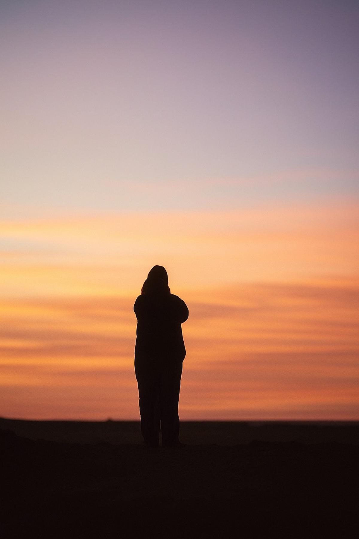 Una mujer en el desierto, en un campo de refugiados saharaui (Foto: Gabriel Herrería)