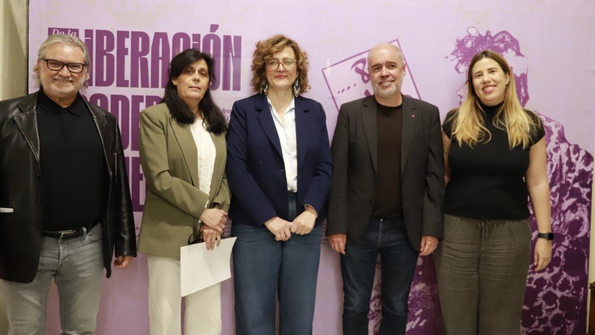 De izquierda a derecha, Fernando Lezcano, presidente de la Fundación 1º de Mayo; María José Serrano, directora de la Escuela de Relaciones Laborales de la UCM; Carolina Vidal, secretaria confederal de Mujeres e Igualdad de CCOO; Unai Sordo, secretario general de CCOO y Cristina Hernández Martín , directora del Instituto de las Mujeres.