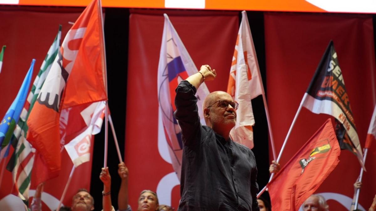 El secretario general de CCOO, Unai Sordo, en el escenario dando la bienvenida y rodeado de representantes de todas las organizaciones europeas que se dieron cita en Madrid.