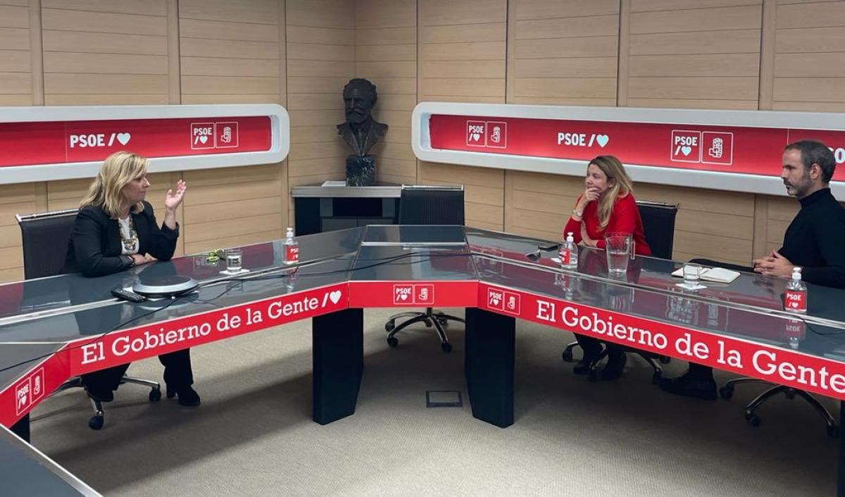 Llanos Castellanos (PSOE) (i), Carmen Vidal (CCOO) y Carlos Gutiérrez (CCOO) (d)