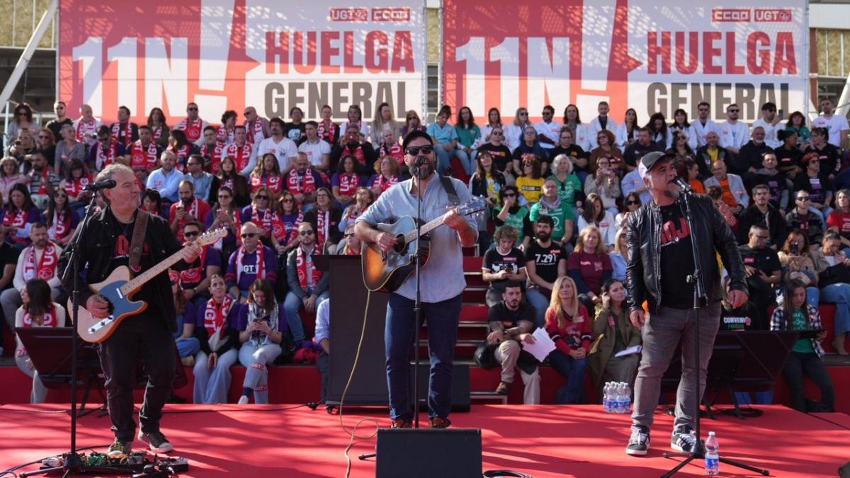 El grupo 'Rojo cancionero' abrió y cerro la asamblea de delegados y delegadas de CCOO y UGT.