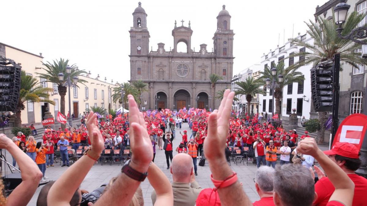 En Las Palmas de Gran Canaria, el sindicato defendió que la precariedad laboral y el encarecimiento desmedido de los precios de primera necesidad y de los alquileres están asfixiando la capacidad de compra de las familias españolas.