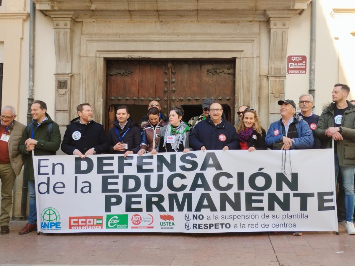 Concentracin en las puertas del Consejo Escolar de Andaluca