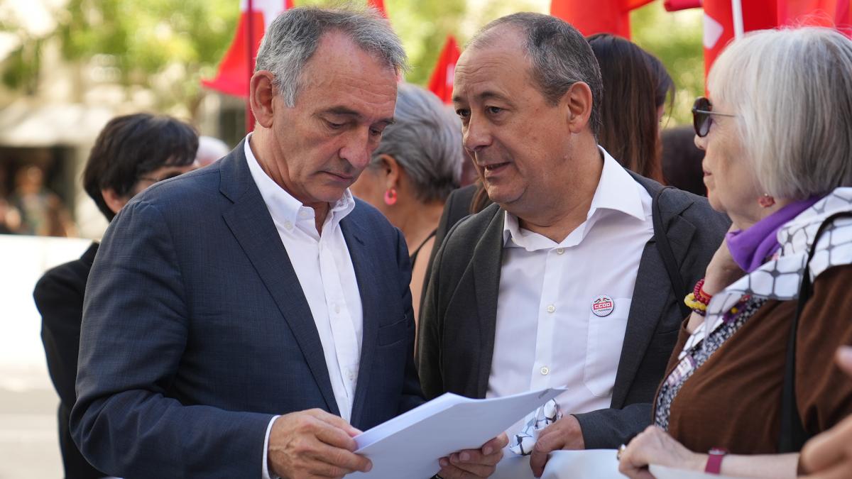 Carlos Bravo, junto a Enrique Santiago, secretario general del PCE, en la concentración frente al Congreso de los Diputados.