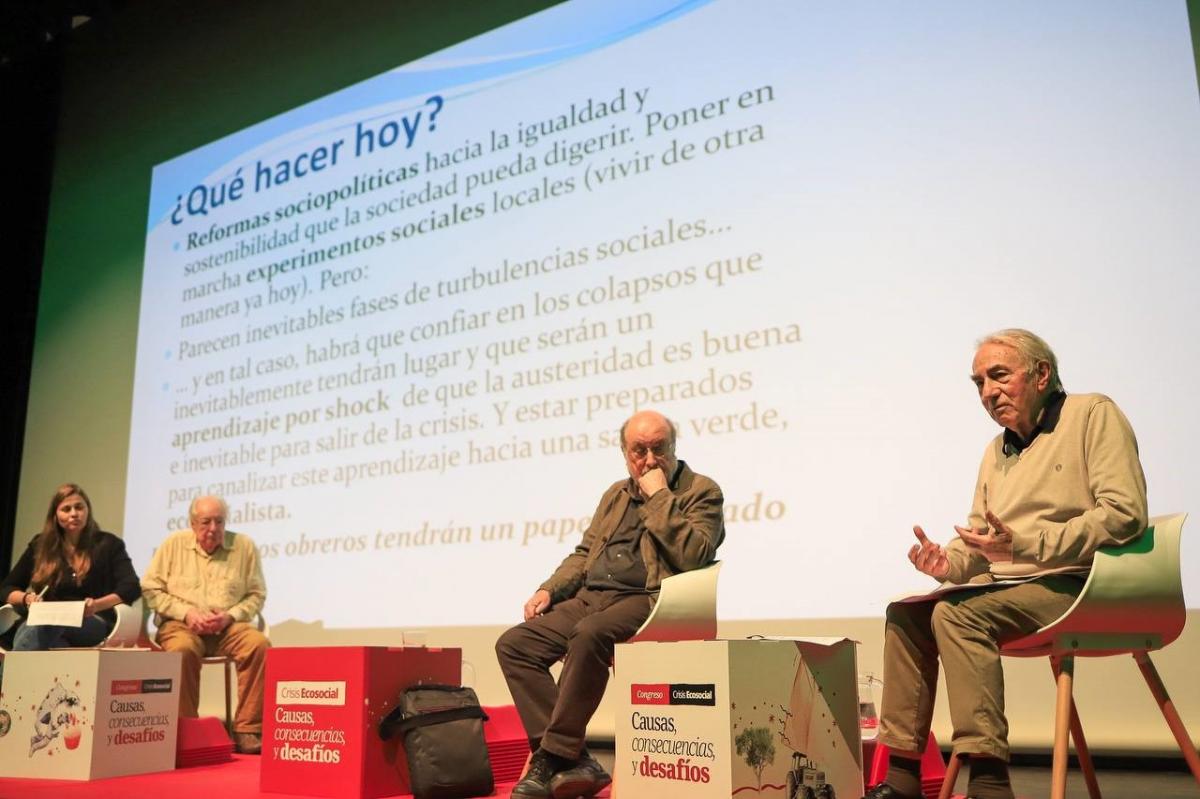 Una de las interesantes mesas redondas; en este caso, "pasado y futuro de la crisis ecosocial".