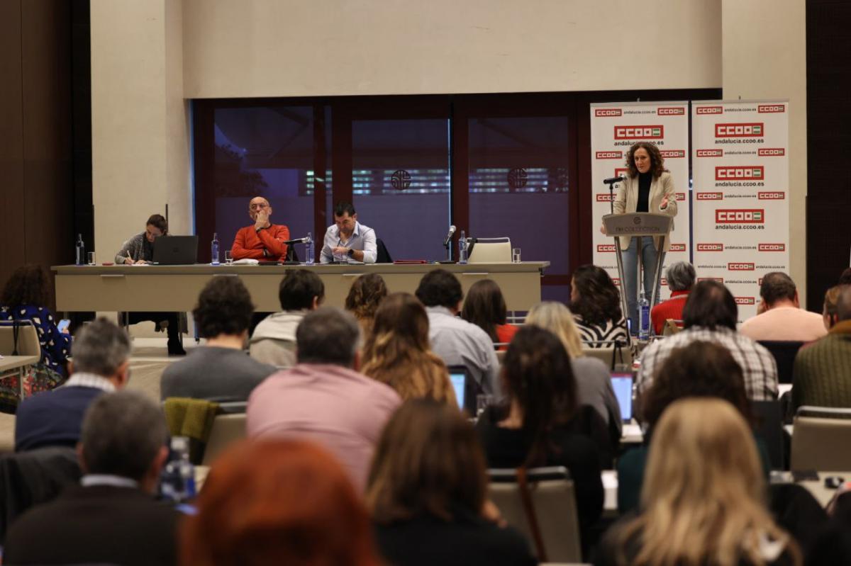 Nuria López durante la presentación del informe ante el pleno del Consejo Confederal de CCOO de Andalucía