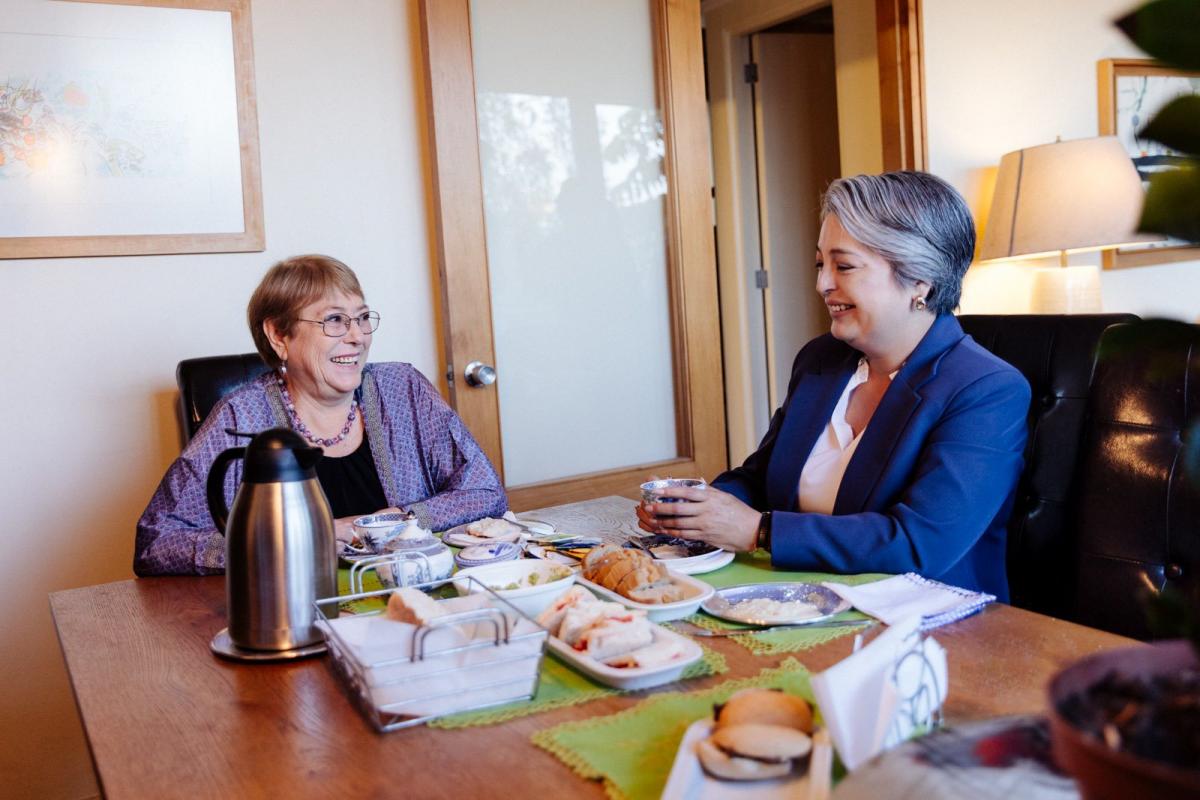 Jeanette Jara con Michele Bachellet. Foto: Jeanette Jara