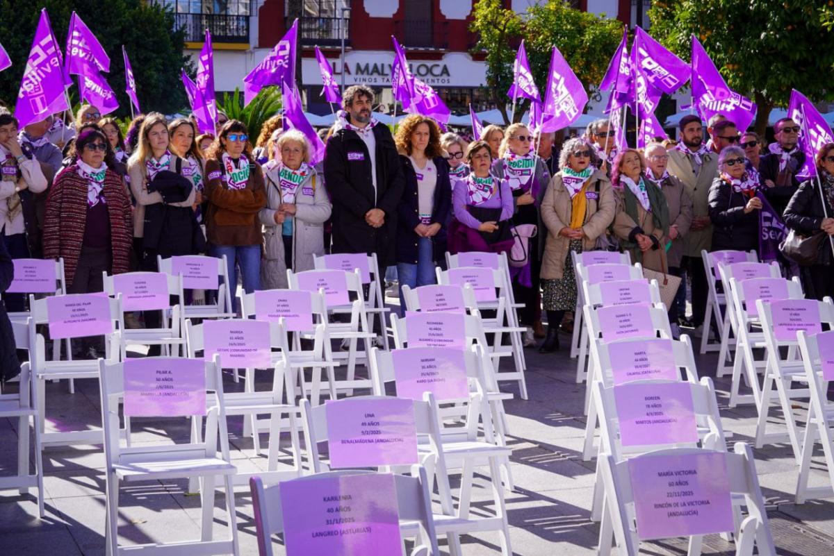 Nuria López, Yolanda Carrasco y Carlos Aristu en la concentración de Sevilla con motivo del 25N
