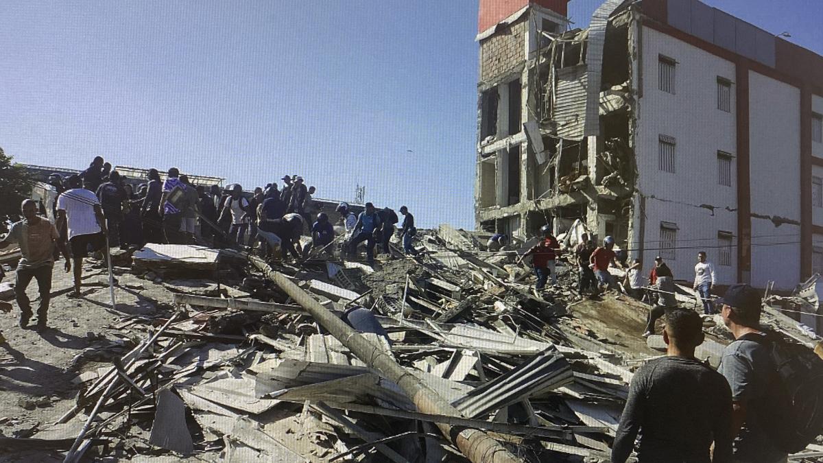 Un devastador terremoto de magnitud 7,4 que sacudió el oeste del país el lunes 10 de agosto de 2026.