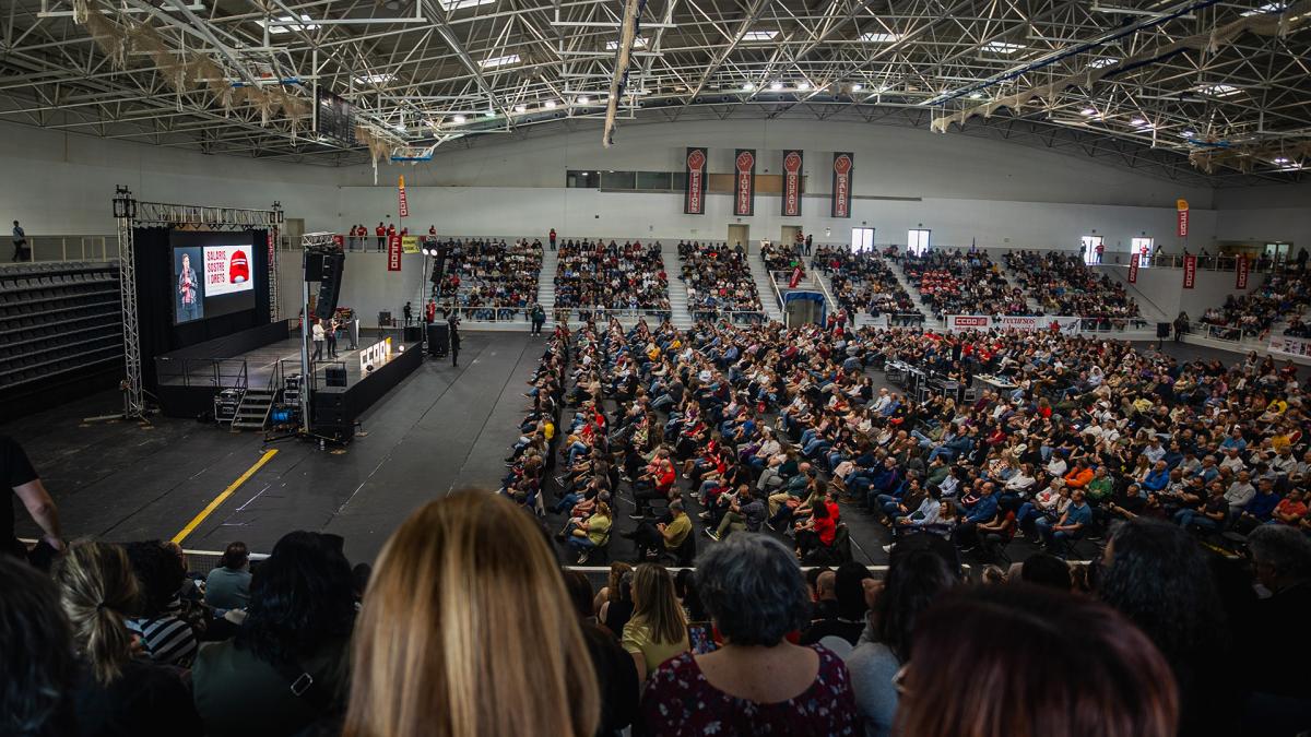 Unai Sordo participó en una asamblea masiva en Cornellá (Barcelona) ante más de dos mil sindicalistas en la que ha anunciado el sindicato que facilitará herramientas de conflicto y convocatorias de huelga para iniciar un proceso de movilizaciones en reclamación del reparto de los beneficios que produce el país.