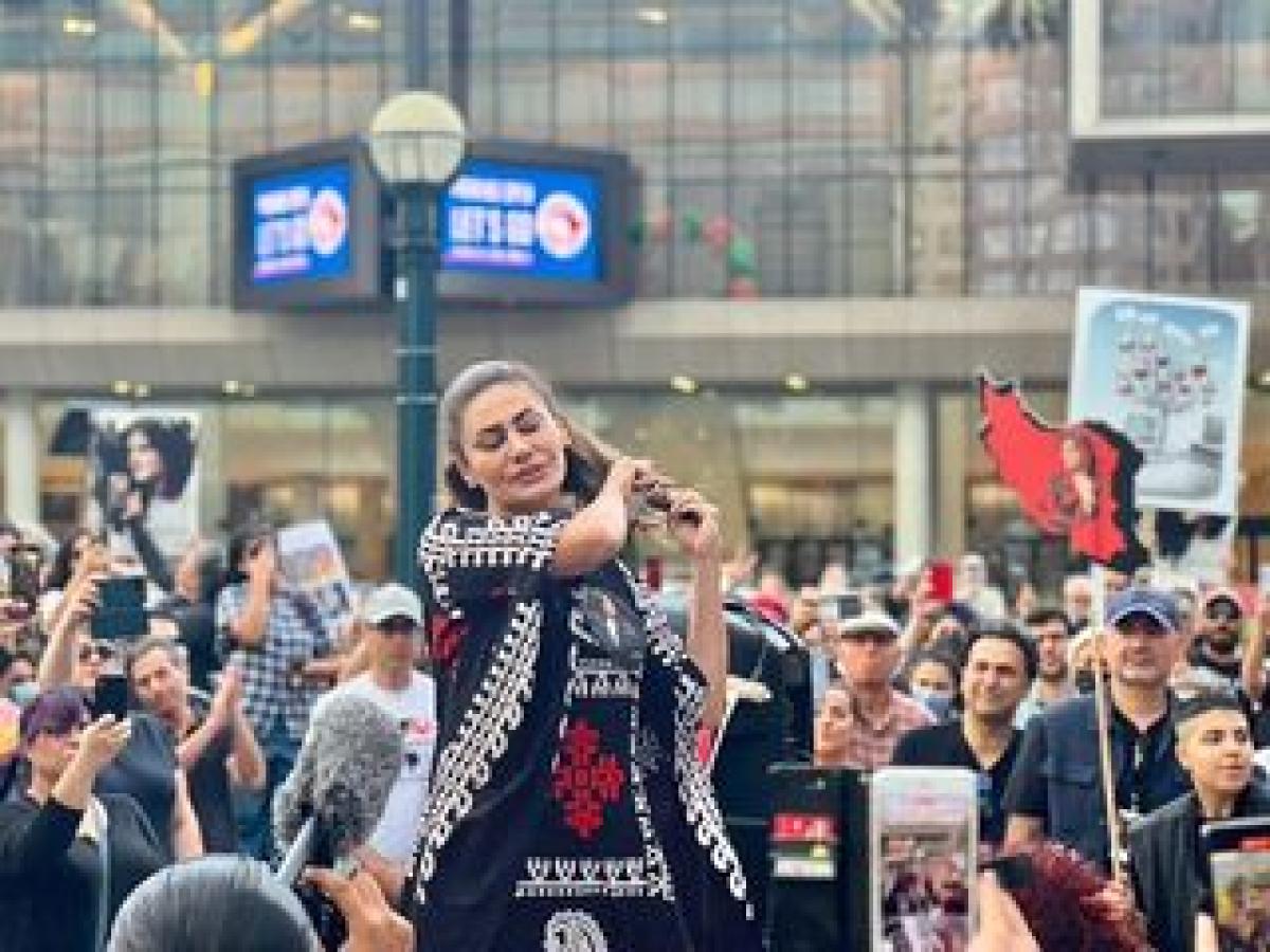 Shiva Amelirad, la autora de este artículo, cortándose el pelo en una de las primeras protestas en solidaridad con las iraníes que tuvo lugar en Toronto (Canadá).