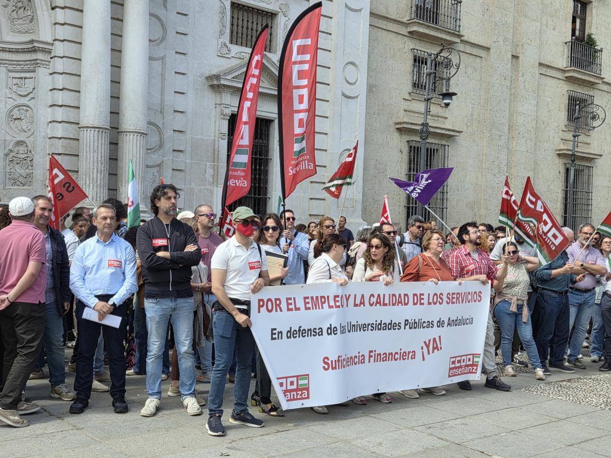 Concentración a las puertas del Rectorado.