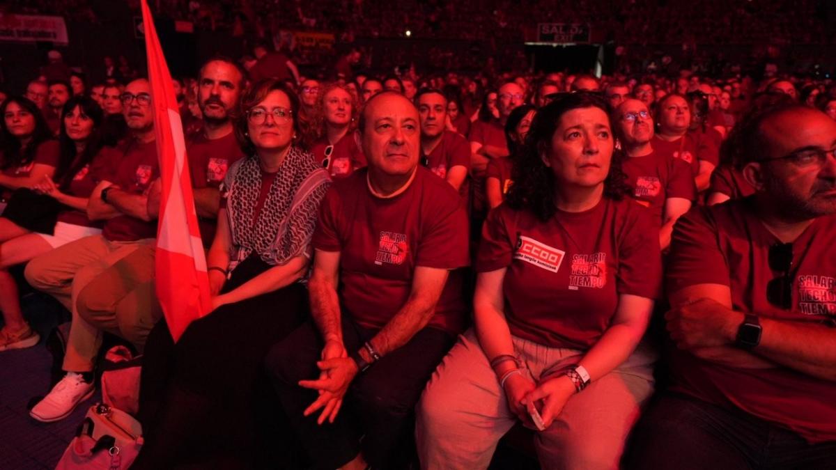 Miembros de la ejecutiva de CCOO siguen el desarrollo del acto.