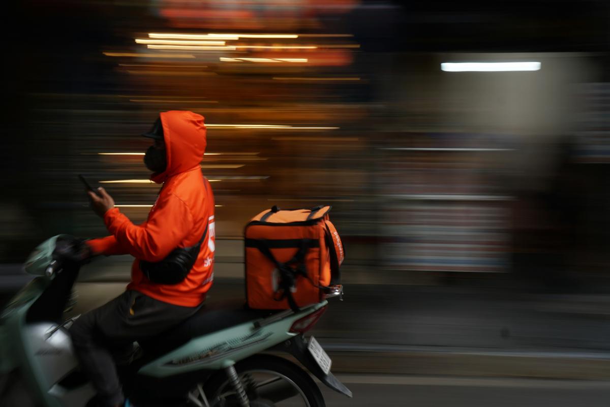 Repartidor [Foto de @VictorAldabalde en Unsplash.com]