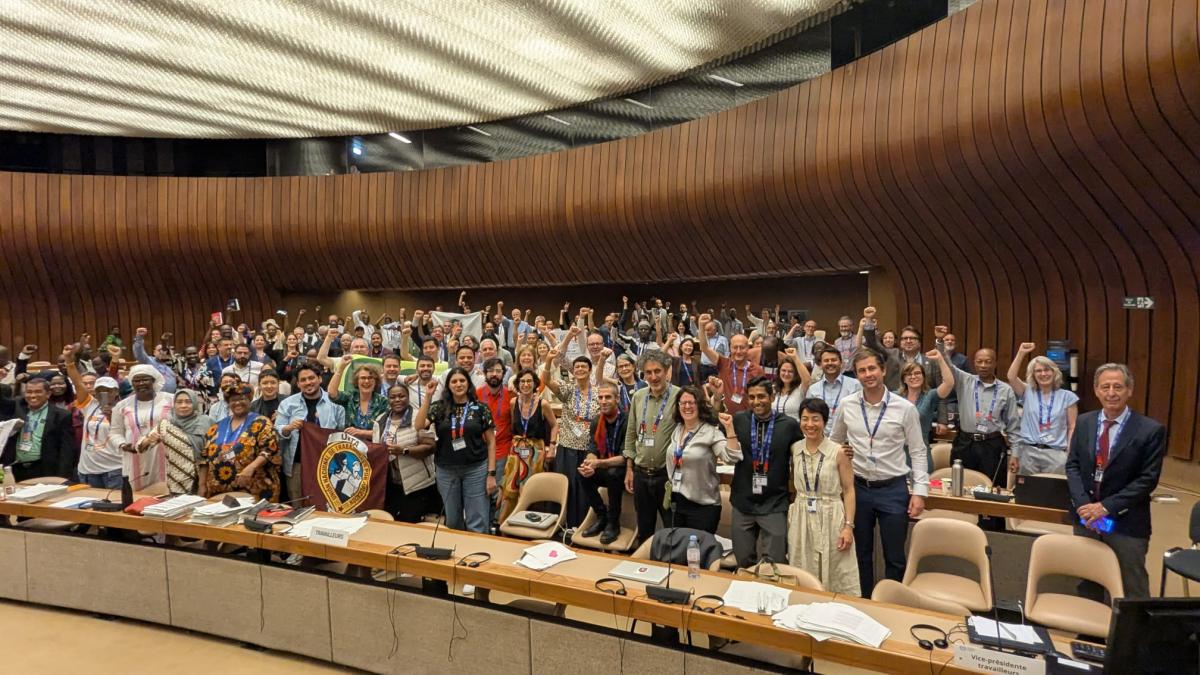 Grupo de personas trabajadoras de la negociación en la comisión normativa sobre trabajo de plataformas en la CIT-2025