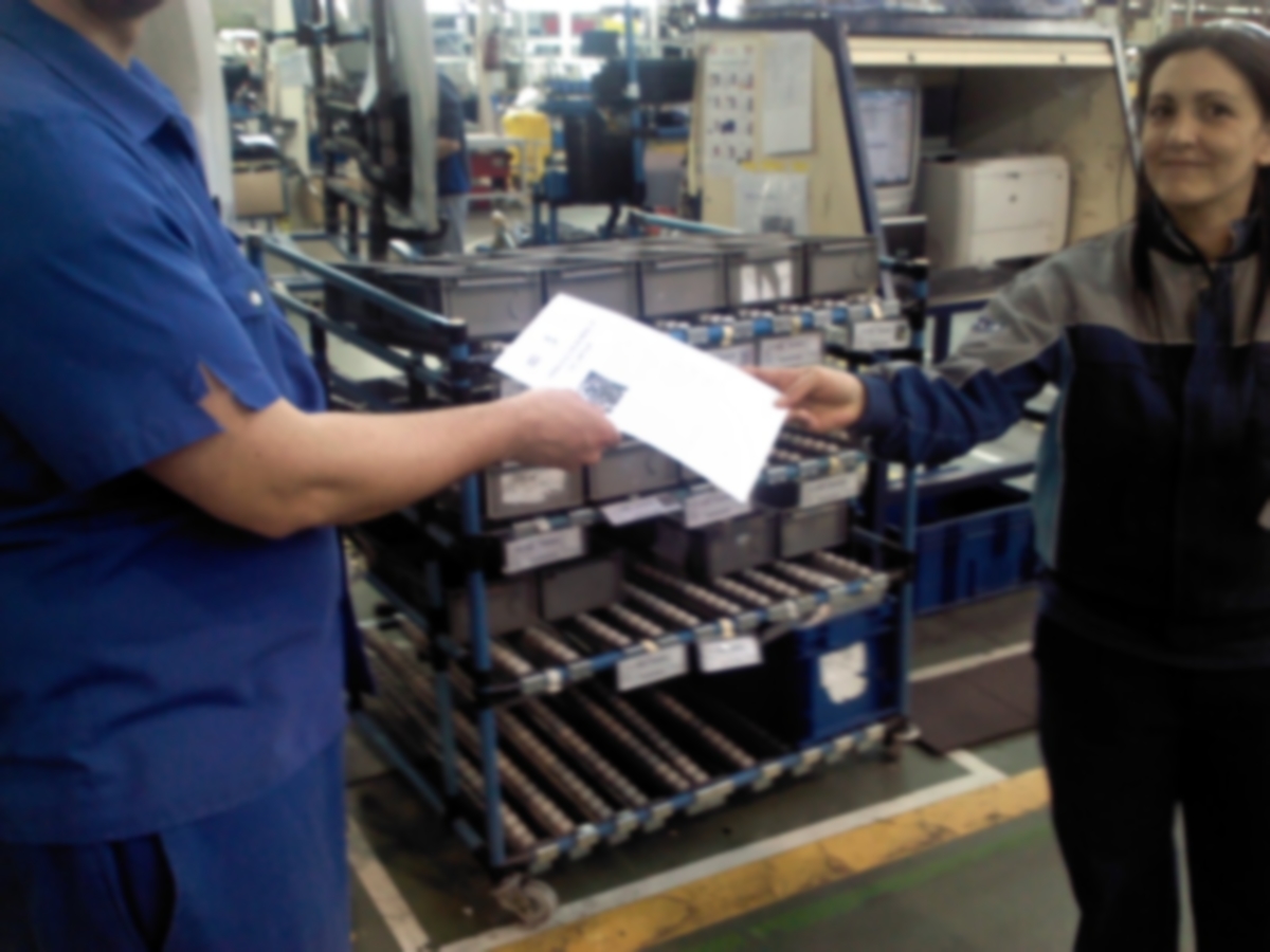 Los compaeros de CCOO en Iveco Madrid entregaron ayer una hoja informativa a la plantilla