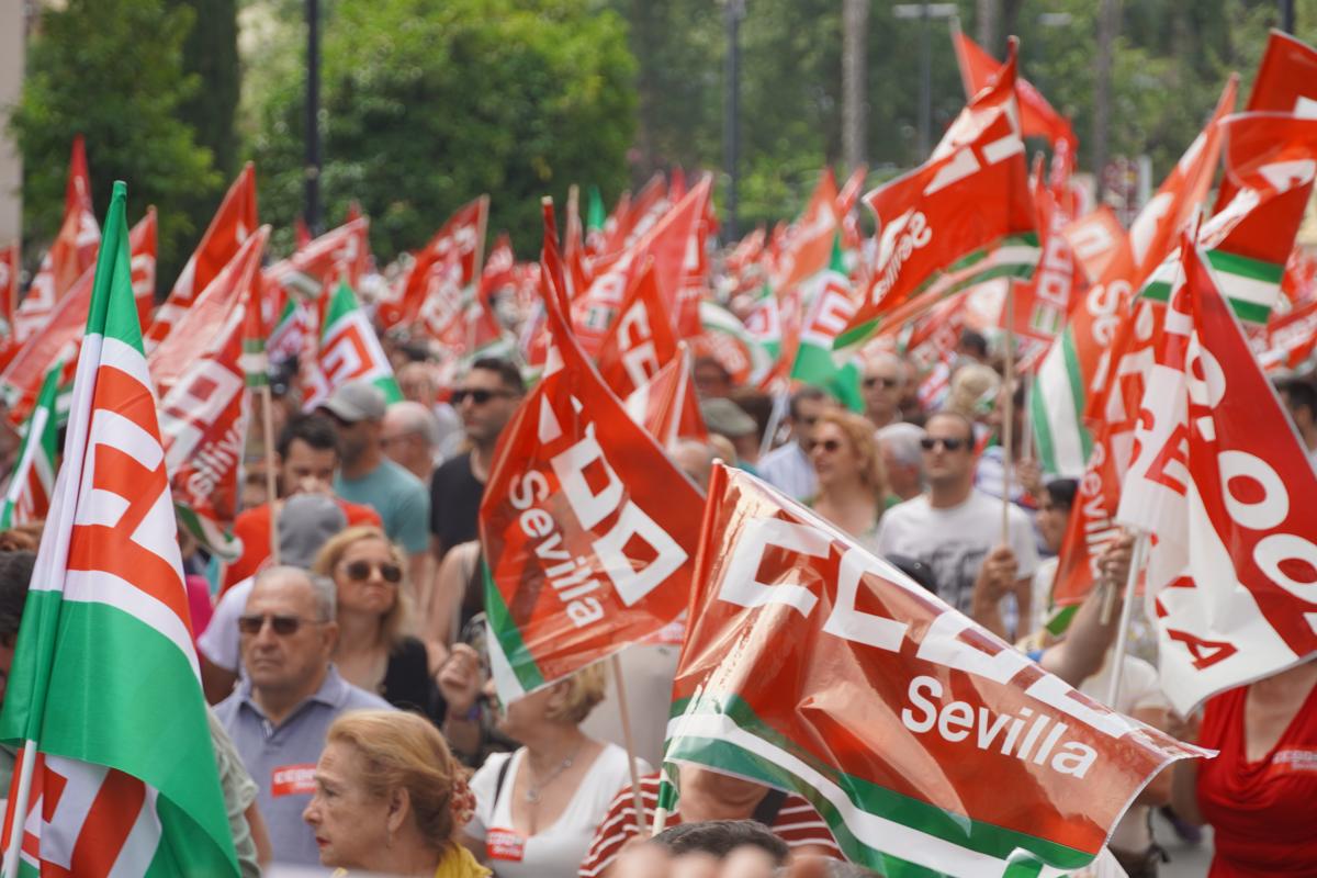 Imagen de archivo de banderas de CCOO en una manifestación.