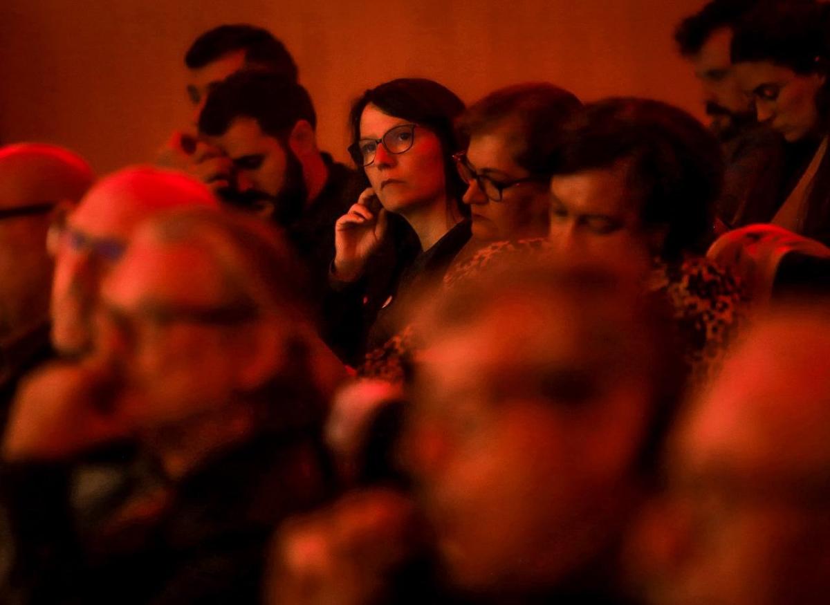 El público asistente no perdía detalle de las jugosas intervenciones .