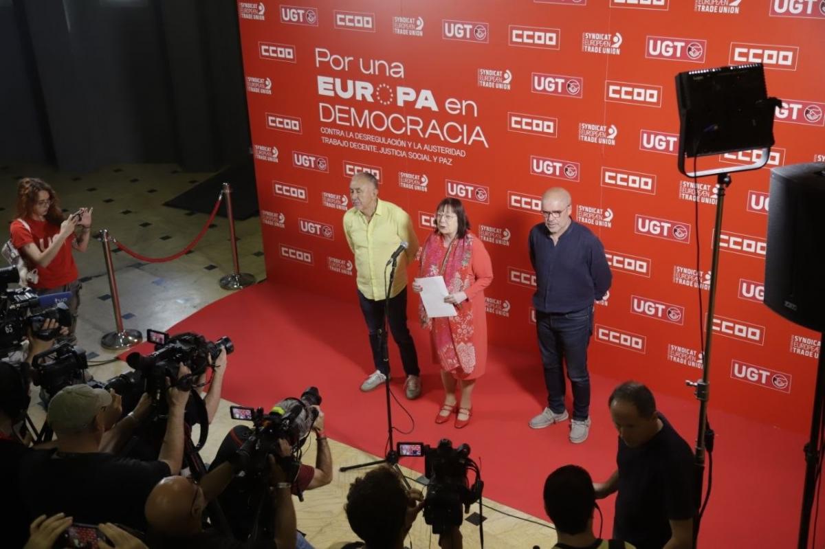 Unai Sordo y sus homólogos de UGT y la Confederación de Sindicatos Europeos (CES), Pepe Álvarez y Esther Lynh; respectivamente, atendieron a la prensa antes del comienzo del acto.