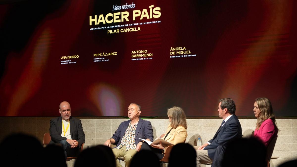 Unai Sordo junto a los representantes de los agentes sociales invitados a la primera mesa del acto de presentación de la campaña institucional.