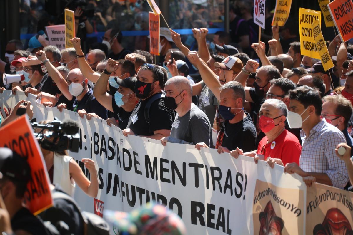 Unai Sordo con los trabajadores y trabajadoras de Nissan en la manifestación de Madrid