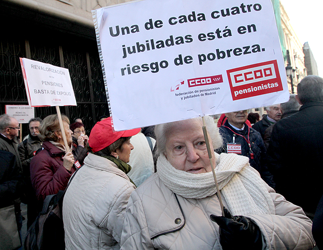 Un centenar de pensionistas y jubilados denuncian ante el Congreso el "robo" de sus pensiones