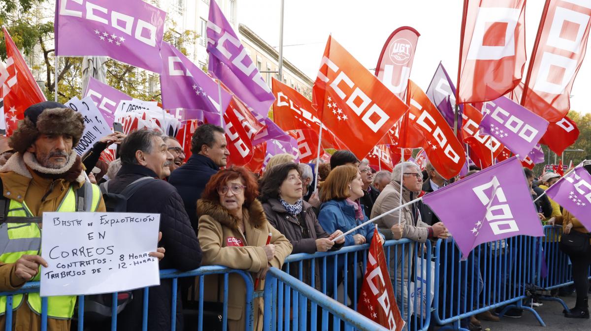 Concentracin ante el Congreso de los Diputados en protesta por el despido por enfermar