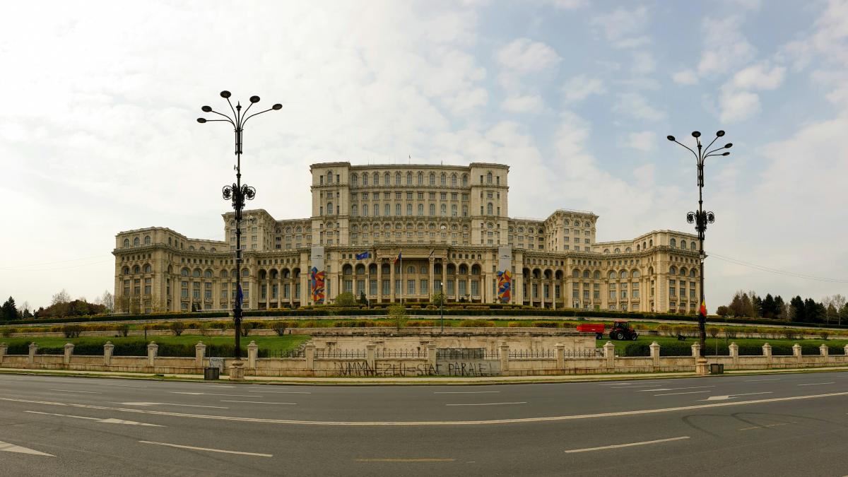 Parlamento de Bucarest (Foto de George @vonathsug en Unsplash)