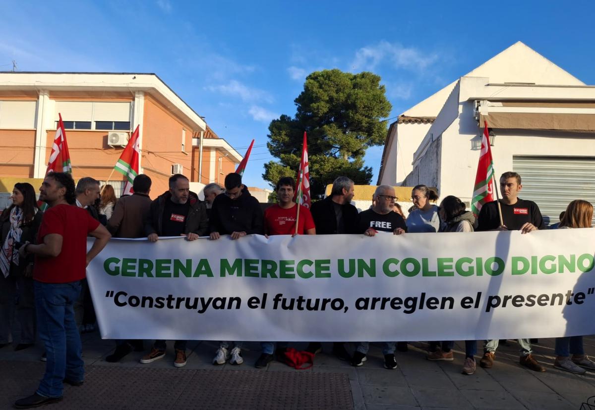 Concentración ante el CEIP Fernando Feliú de Gerena