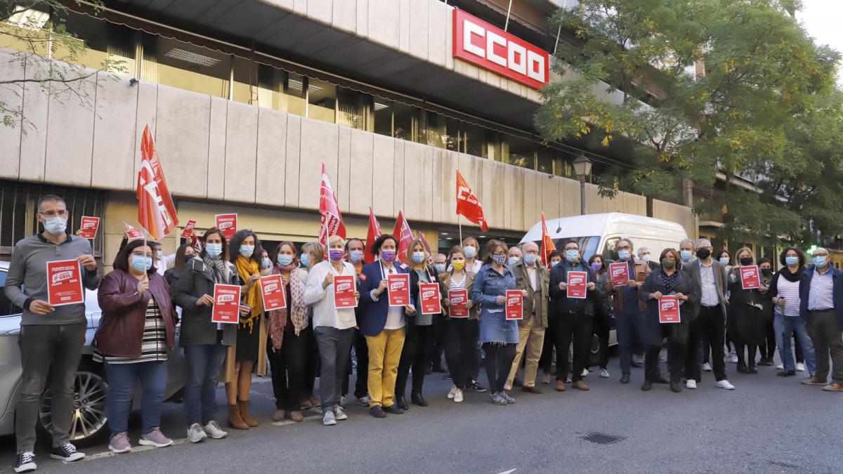 Concentracin en la sede de CCOO en apoyo al sindicato italiano CGIL