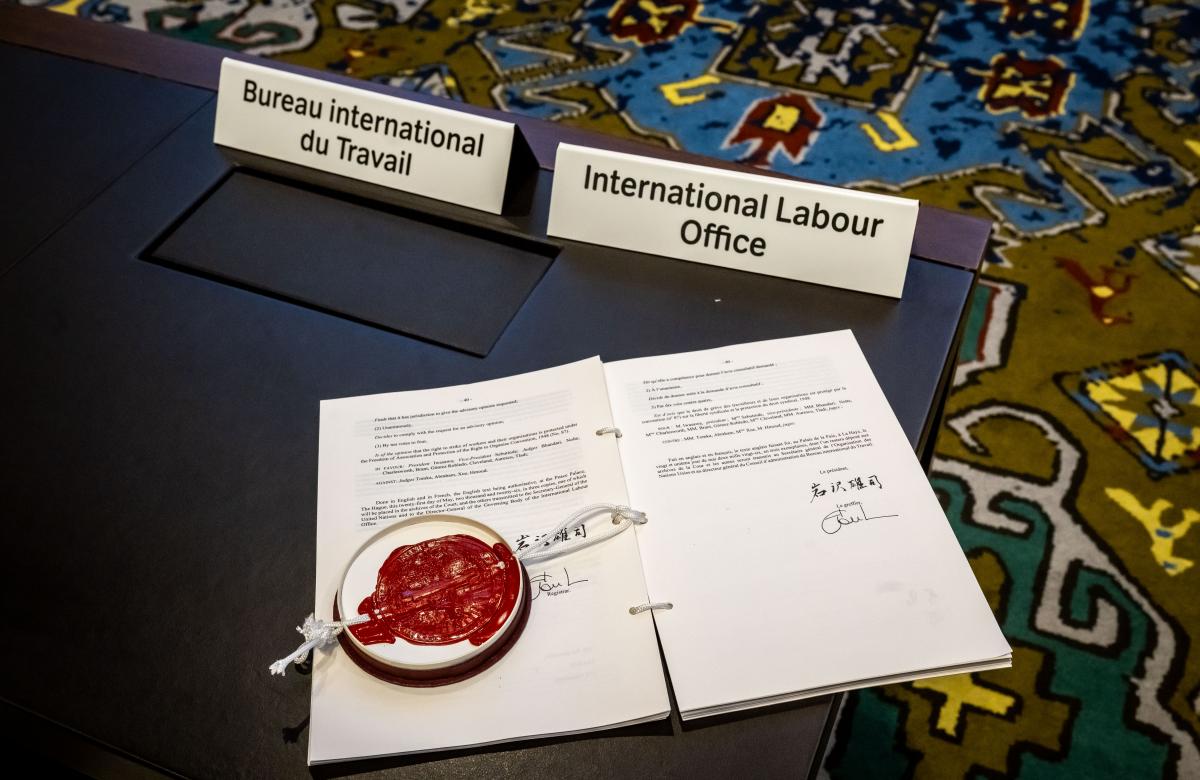 Copia sellada del dictamen consultivo. [Photograph: UN Photo/ICJ-CIJ/Frank van Beek. Cortesía de la CIJ].