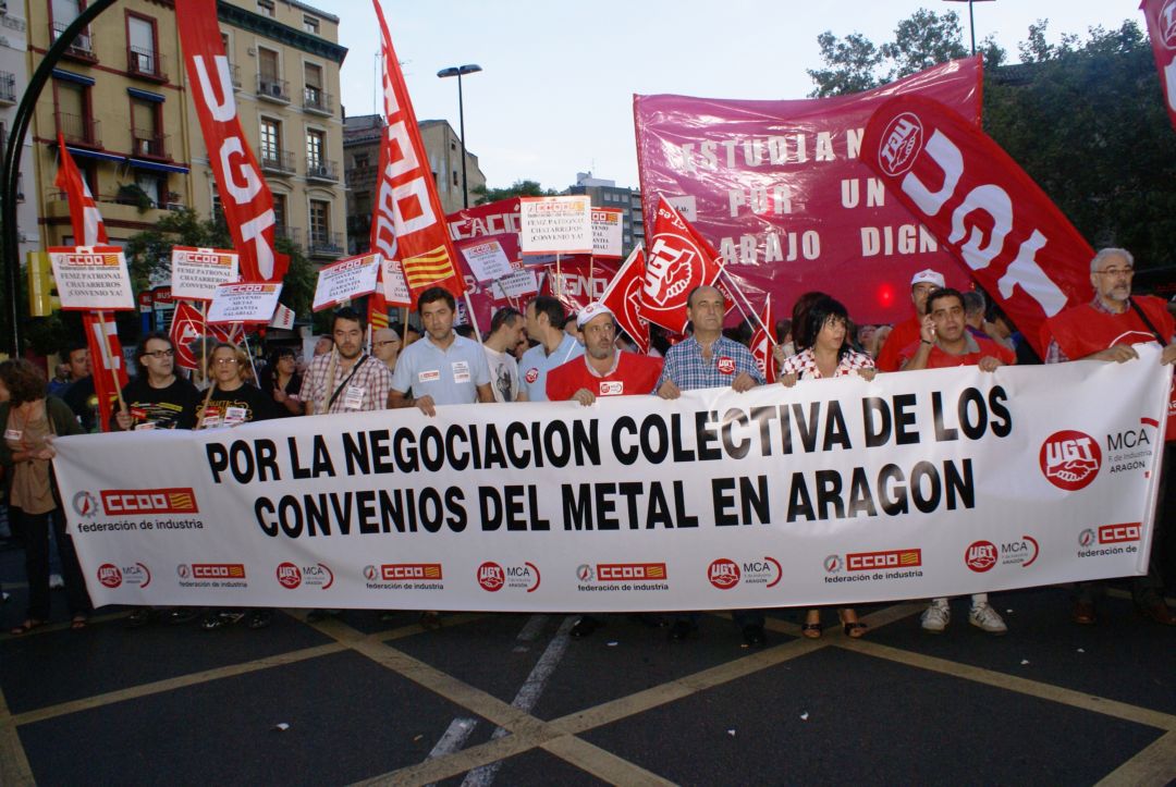Pancarta metal manifestacion Jornada Mundial Trabajo Decente