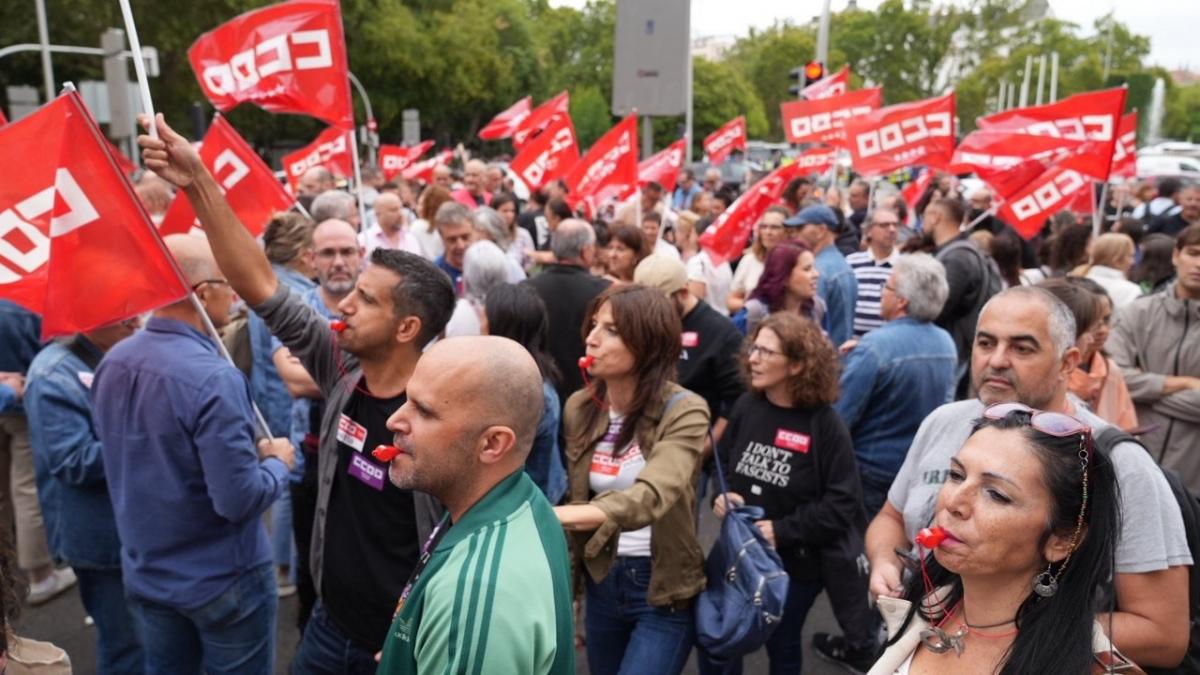 Cientos de sindicalistas de CCOO protestan en las inmediaciones del Congreso de los Diputados por el voto en contra de las derechas y la extrema derecha al decreto de la vivienda del Gobierno.