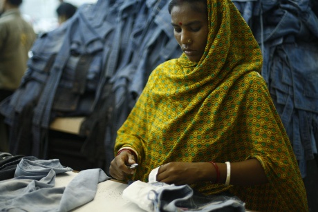 Una trabajadora de la confeccin de una fbrica de Bangladesh durante una inspeccin