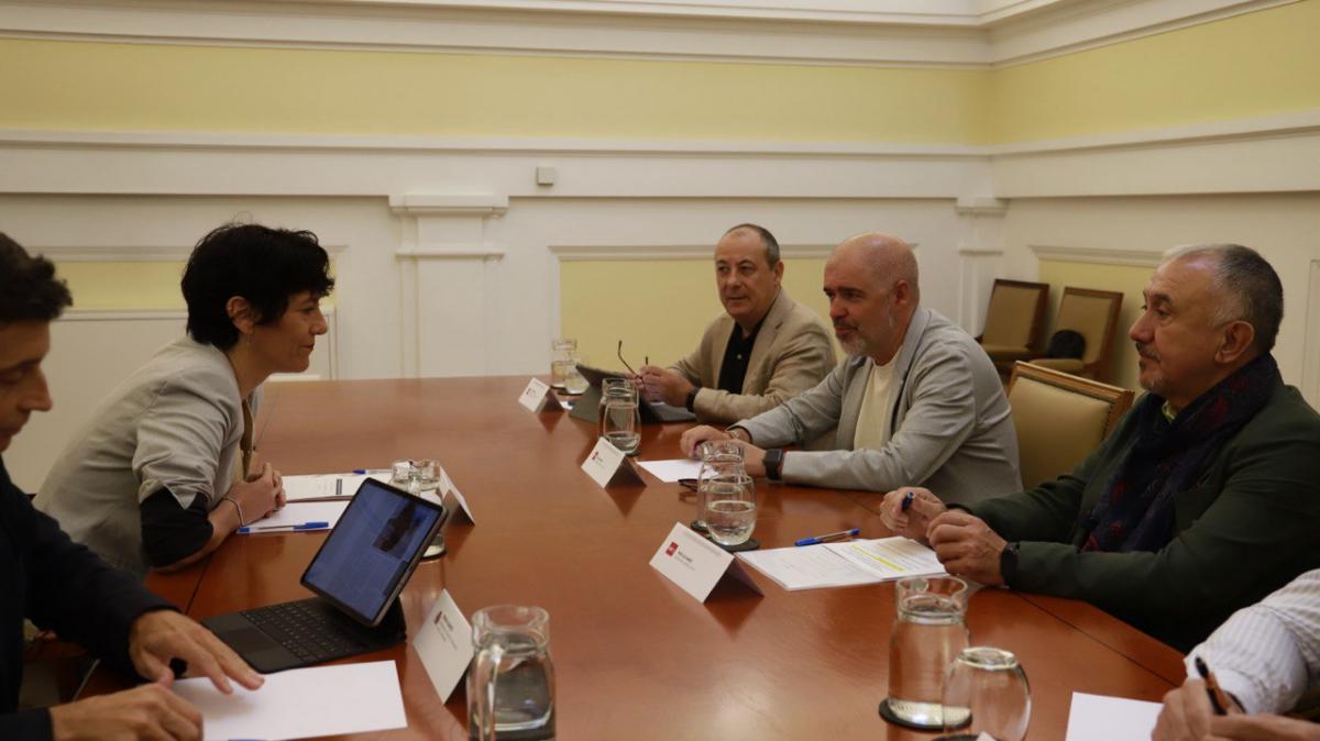 El secretario general de CCOO, Unai Sordo; junto a Carlos Bravo, secretario confederal de Proteccin Social; y la ministra de Inclusin, Migraciones y Seguridad Social, Elma Siz.