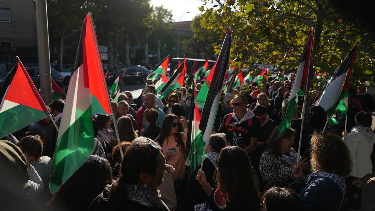 Durante la concentración se escucharon constantes consignas en favor de la justicia y el respeto a los derechos del pueblo palestino.