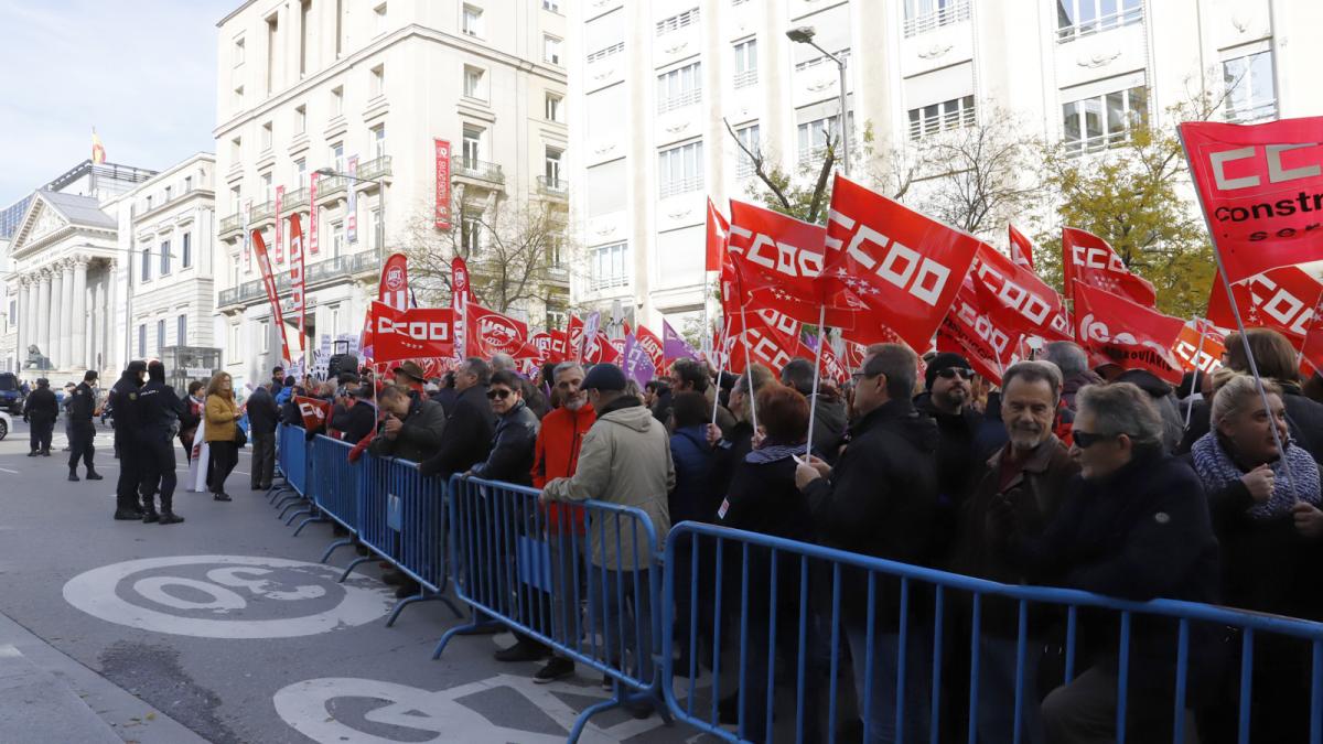 Concentracin ante el Congreso de los Diputados en protesta por el despido por enfermar