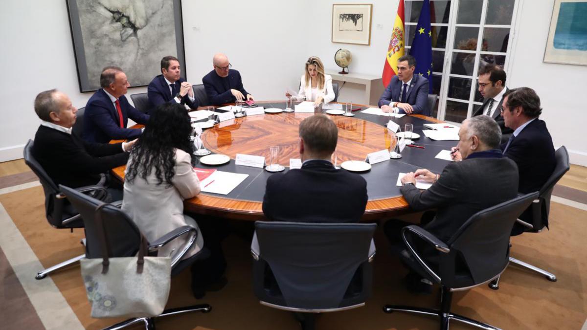 21 de noviembre: Reunin agentes sociales y Gobierno para la reconstruccin y ayuda afectados de la DANA. LaMoncloa.