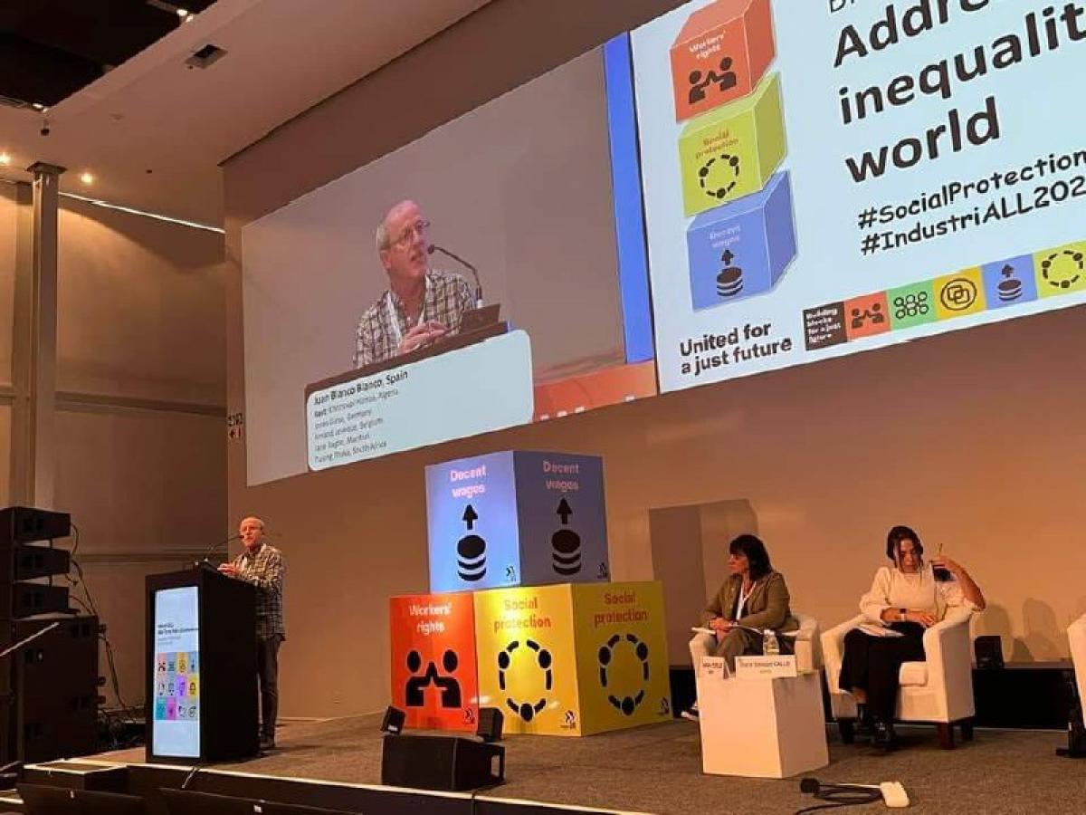Juan Blanco, interviniendo en la Conferencia de Medio mandato. Garbie Espejo, en el centro, escuchando la intervencin de su compaero