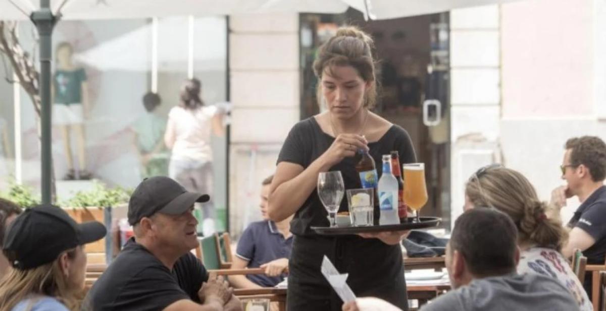 En junio, el tirn del comercio y de la hostelera eleva el nmero de personas empleadas y dejan el desempleo en 2,4 millones.