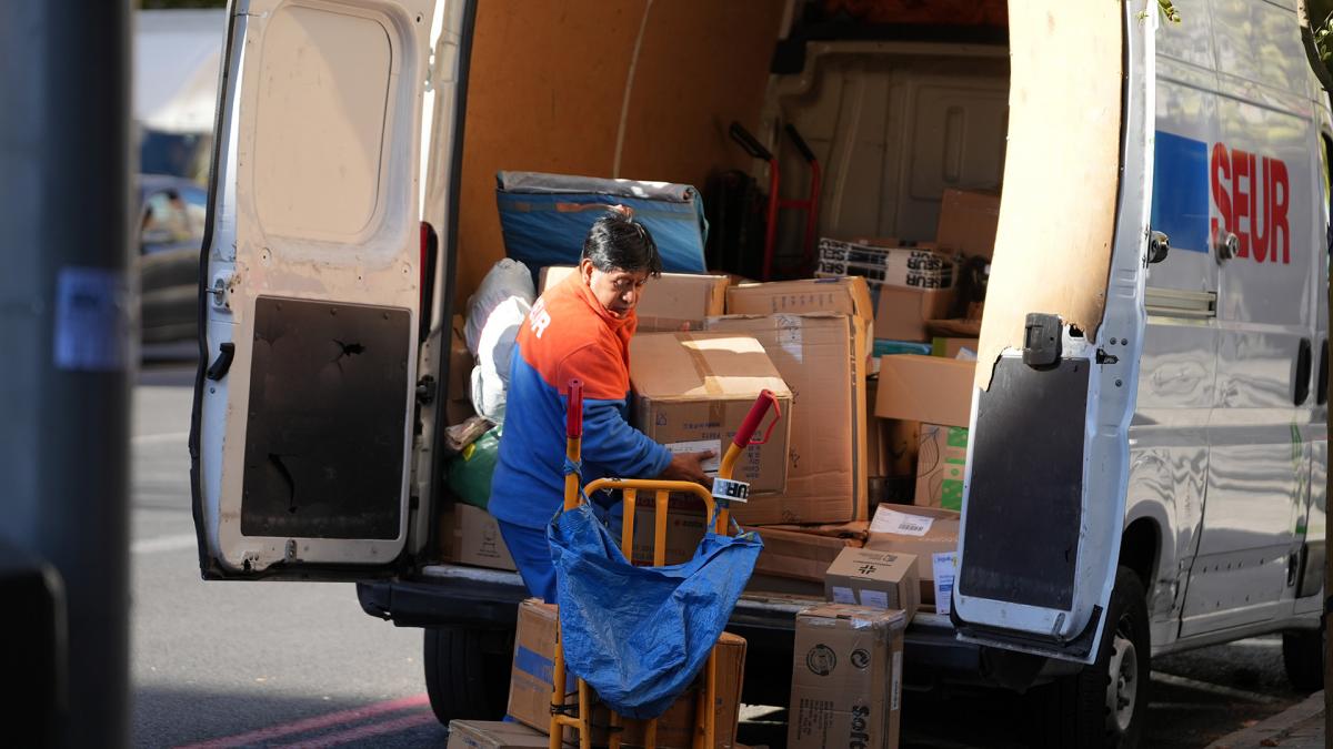 Pacheco fue tajante: “Habrá que poner frente al espejo a Garamendi y a sus asociaciones empresariales porque, si vemos los datos de reducción de jornada pactada en convenio colectivo en los últimos años, vemos que se ha quedado estancada en esas 38,1 horas semanales de media”.